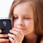 Влияние смартфонов на развитие детей и подростков: последствия и рекомендации