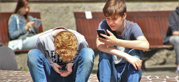 Как смартфоны влияют на социальные взаимодействия Плюсы и минусы